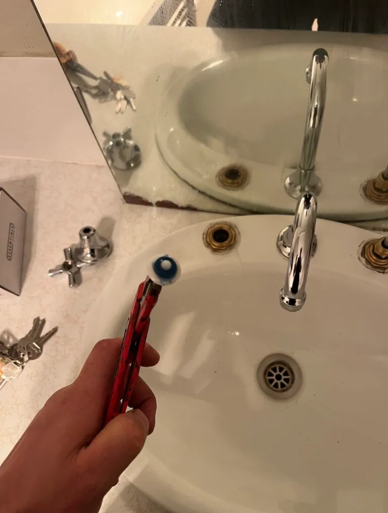 Plumber replacing a basin tap washer – Leopold plumber
